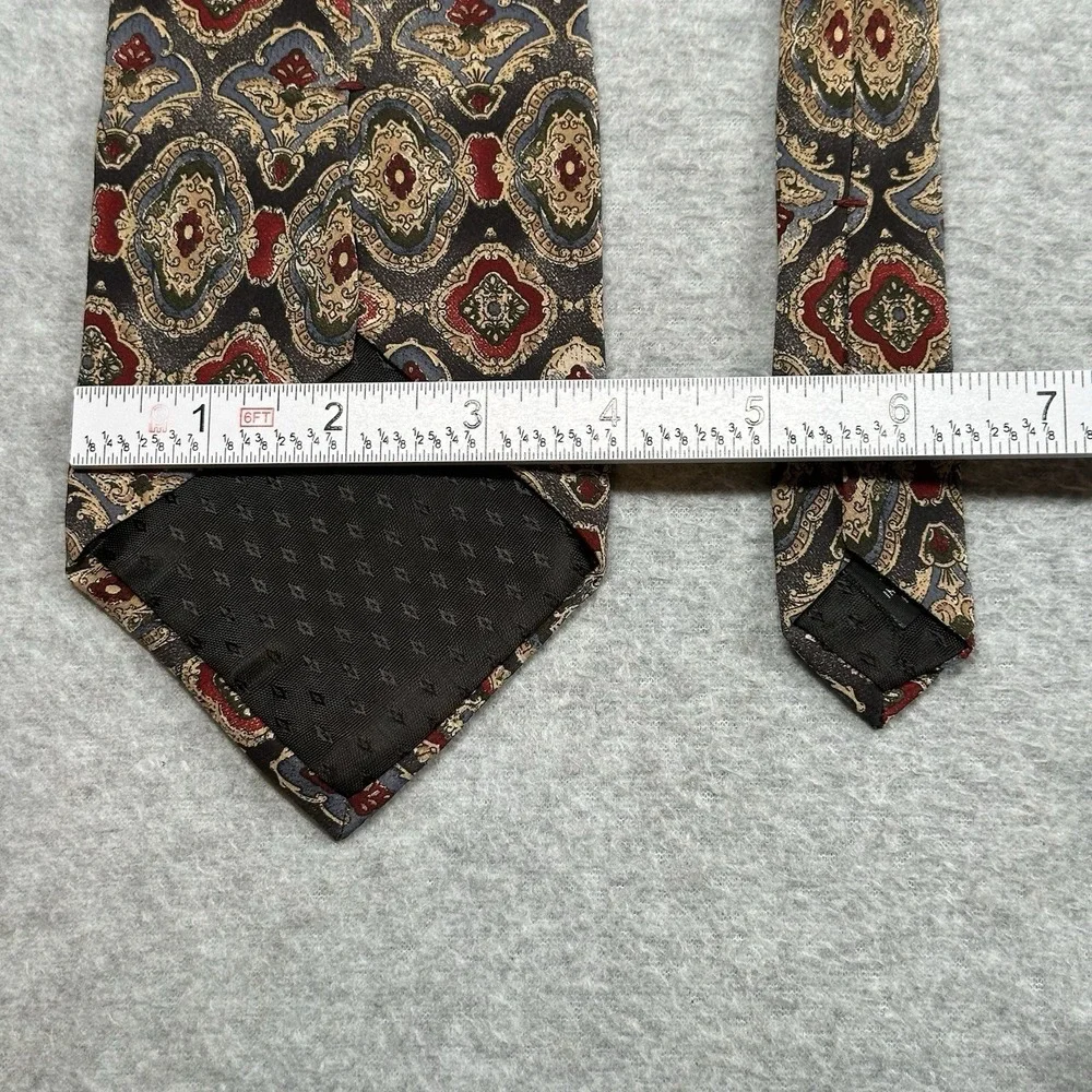 Walt Disney World Mickey Mouse Men's Tie 100% Silk Black Ivory Red Pattern